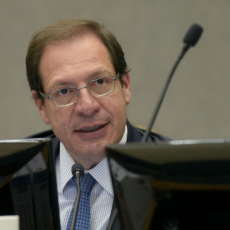 O STJ diante do espelho