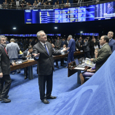 Aliados de Renan Calheiros recorrem ao STF contra voto aberto na eleição da Mesa