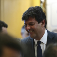 Ministério negocia compra de R$ 120 milhões em remédio sem registro da Anvisa