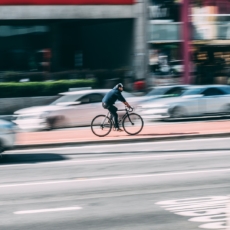 Compartilhamento de bicicletas e patinetes sem estações exige autorização estatal?