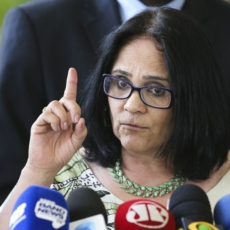 Damares arrola Olavo de Carvalho e chanceler como testemunhas ao processar repórter