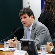 Ministro diz que pedirá ressarcimento por testes do SUS suspensos pela Anvisa