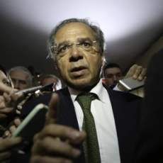 TCU intima Guedes a explicar possível investigação contra Glenn Greenwald