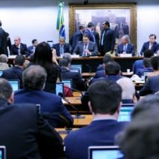 Deputados devem ceder à pressão de servidores públicos para abrandar reforma