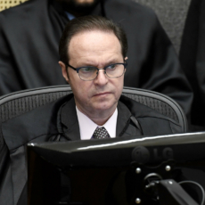 Celso de Mello mantém no ar vídeo da Jovem Pan sobre salário de ministro do STJ