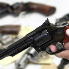 Barroso pede vista da ADPF que discute imposto zero na importação de armas