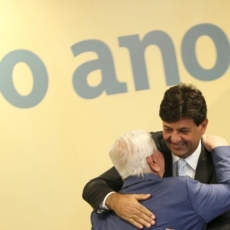 Ministro quer modelo oposto ao recomendado pela Anvisa em rótulos de alimentos