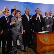 Armas contra a Constituição