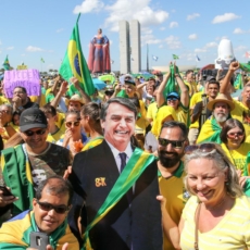 Ruas cheias e espaço político vazio