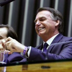 Bolsonaro promove o caos para vencer a política