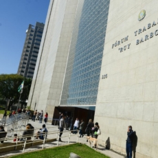 Desembargadores pedem e TRT2 encerra transmissão de julgamentos