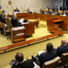 STF suspende transferência e mantém Lula preso no Paraná