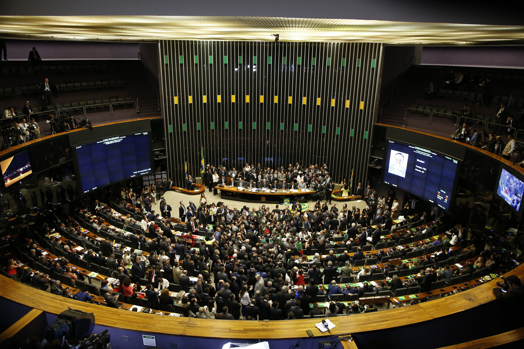 medida provisória, executivo e legislativo; urgência de governo