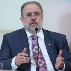 Justiça rejeita queixa-crime de Aras contra professor da USP, que o criticou