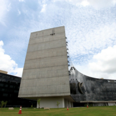 TST confirma suspensão de ações sobre negociação coletiva e ministros temem paralisia