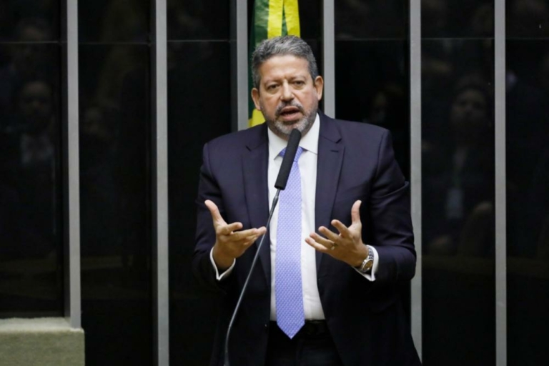 Arthur Lira discursa em plenário
