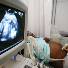 Um incentivo às avessas: tributação do salário-maternidade transforma benefício em ônus