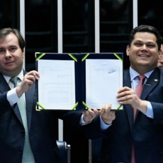 Presidente do Congresso promulga Previdência visando novas reformas