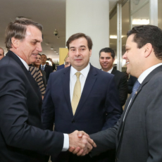 Centrão se aproxima do governo e DEM, PSDB e MDB apresentam queda de apoio