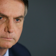 Pode Jair Bolsonaro qualificar igrejas como serviços essenciais?