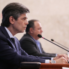 Teich adia mais uma vez diretriz de isolamento e busca validação de secretários de saúde