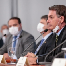 Juiz determina que Bolsonaro deve usar máscaras em todos os espaços públicos