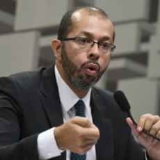 Novo presidente do Cade mescla perfil técnico com trânsito na política