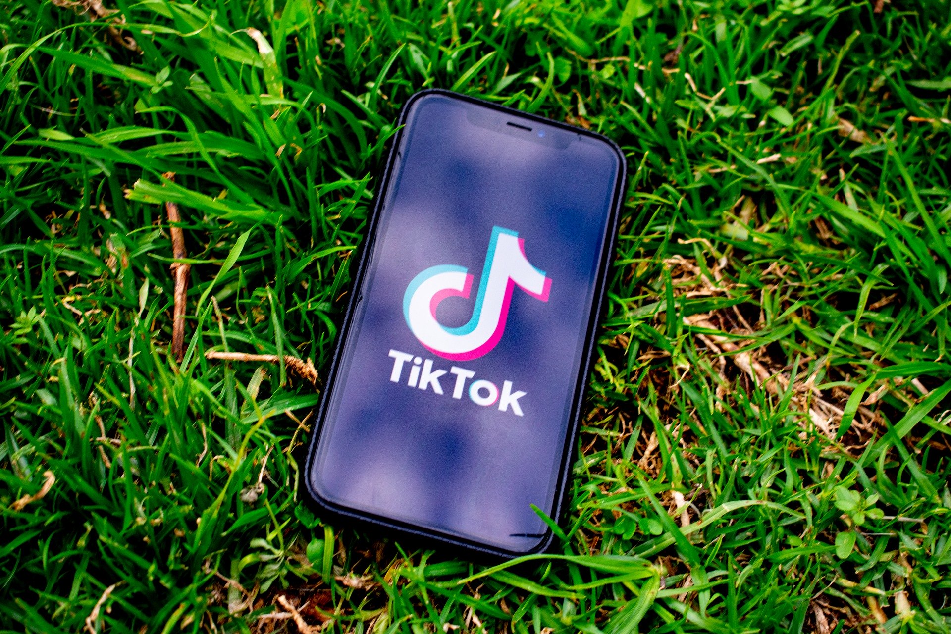 Feed sem cadastro e falhas na verificação de idade levam ANPD a multar TikTok em R$ 153,7 mi