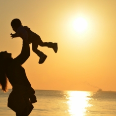 Direitos igualitários para mães gestantes e adotantes