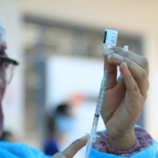 Bolsonaro surfa a onda antivacina: liberdade, saúde pública e Constituição