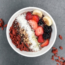 JOTA e Panelinha: salada de frutas com granola no café da manhã