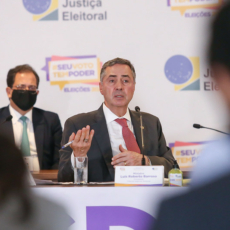 Barroso a Bolsonaro: atuar para impedir eleições configura crime de responsabilidade