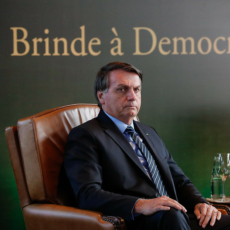 Com quanta cumplicidade se faz uma erosão democrática?