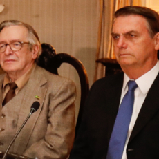 Bolsonaro declara luto oficial por morte de Olavo de Carvalho