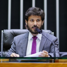 Relator do Auxílio Brasil critica Guedes e ameaça estipular valor do benefício