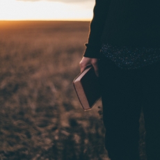 Assembleia de Deus deve indenizar fiel criticada por pastor por postar fotos sensuais