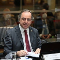 Imprensa pode revelar conteúdo de mensagens de deputado filmadas na Assembleia