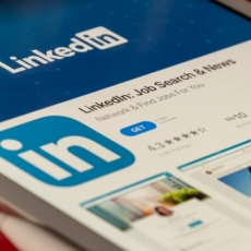 Cobrar dívida de empresa em comentário do LinkedIn não é abusivo, decide juiz