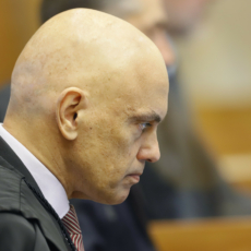 Moraes cassa decisão do STJ que concedeu HC coletivo a presos por tráfico privilegiado