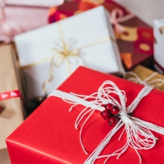 Presentes de Natal e créditos sobre as embalagens
