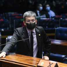 STF é acionado para proibir Bolsonaro de desinformar sobre vacinação infantil