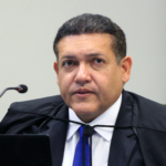 Nunes Marques estuda dar liminar para soltar Bolsonaro antes de eventual posse de Flávio