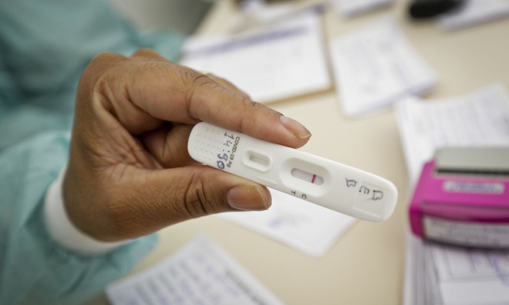 Metade dos testes de Covid da rede Dasa têm resultado positivo - 18/01/2022  - Equilíbrio e Saúde - Folha