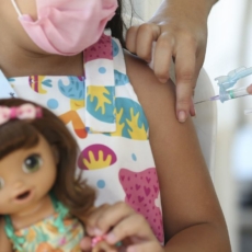 Vacina contra a Covid-19: crianças de 6 meses a 5 anos serão prioridade em 2024