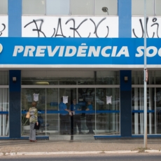 INSS: Juiz acolhe pedido de Nikolas Ferreira e suspende os descontos associativos da Contag