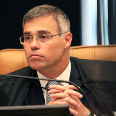Mendonça suspende processos que tratem sobre aquisição de terras por estrangeiros