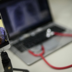Câmara aprova texto que regulamenta telemedicina, mas proíbe prática em farmácias