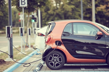 Apps de transporte vão liderar adoção de carros elétricos no Brasil, diz estudo