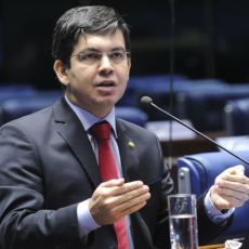 Randolfe esclarece que governo não tem posição por veto em emendas de comissão