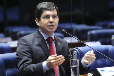 Randolfe consegue direito de resposta contra vereador que publicou fake news